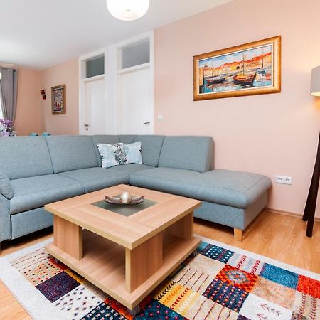 Apartment Deluxe โรวีน ภายนอก รูปภาพ