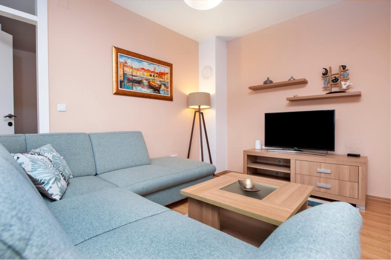 Apartment Deluxe โรวีน ภายนอก รูปภาพ