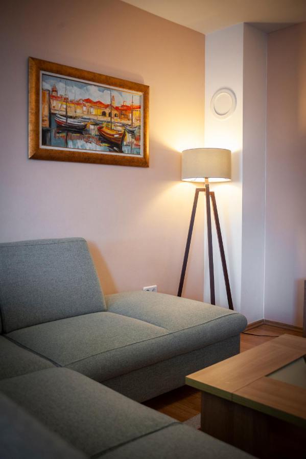 Apartment Deluxe โรวีน ภายนอก รูปภาพ